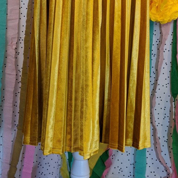 Elegant Gold Pleated Skirt - Picture 4 of 11